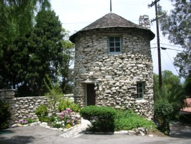 Photo of Palos Verdes gatehouse courtesy of Arvin Design