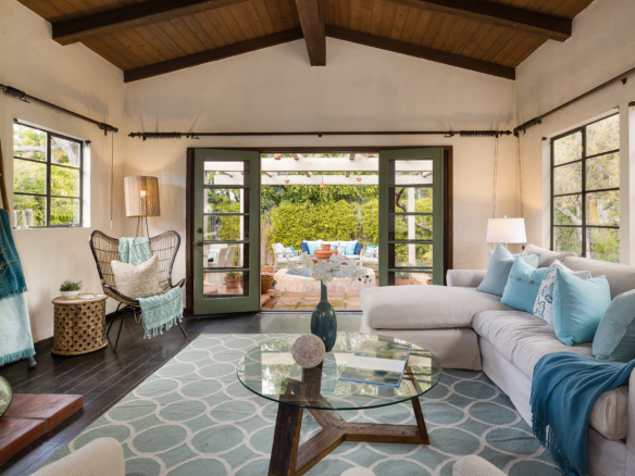 213 Colorin family room