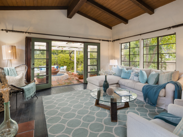 213 Colorin family room