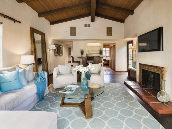 213 Colorin family room