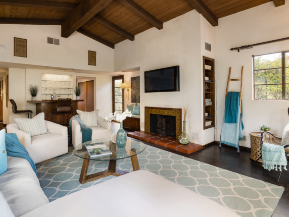 213 Colorin living room