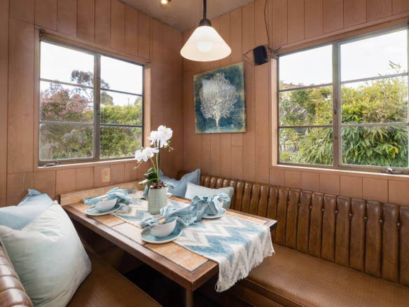 213 Colorin breakfast nook