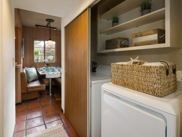 213 Colorin laundry area