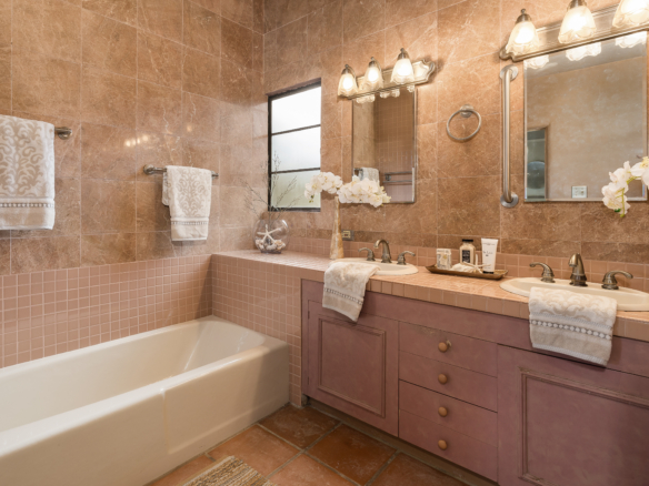 213 Colorin bathroom