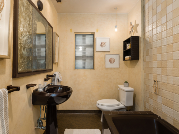 213 Colorin bathroom