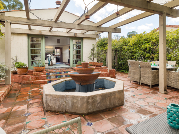 213 Colorin fountain