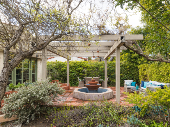 213 Colorin fountain